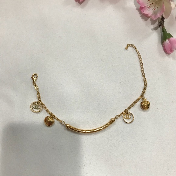 Jewelry - Gold toned anklets